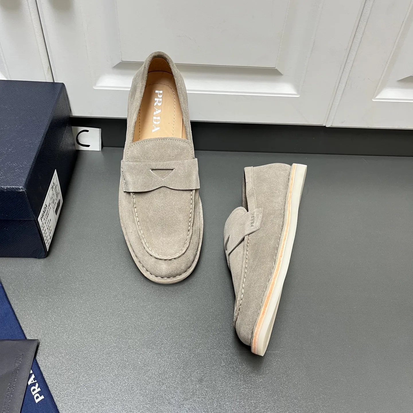 💰840 Prada men’s new suede leather loafers. Made of flocked cow second-layer leather, they combine classic design with handmade details, blending sophistication with casual comfort. Hot-stamped logo on the outside, topstitched seams on the skirt, 1.5cm white rubber sole with leather welt, dyed calfskin lining, silver-labeled cowhide feet, simple and elegant style, comes with a full set of original packaging dust bag! C leather shoe size: 39/40/41/42/43/44 gray welcome to order